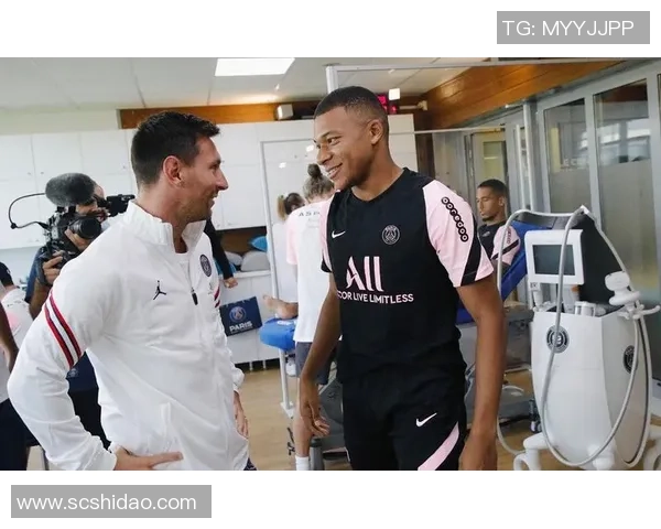 足球明星与女粉丝亲密合影展现温馨瞬间引发热议